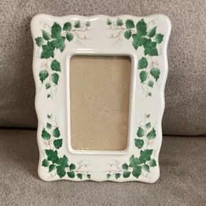 Irish Ivy standing ceramic frame like new